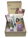 Caja de regalo literaria con cuaderno de lecturas, vela, taza e infusiones