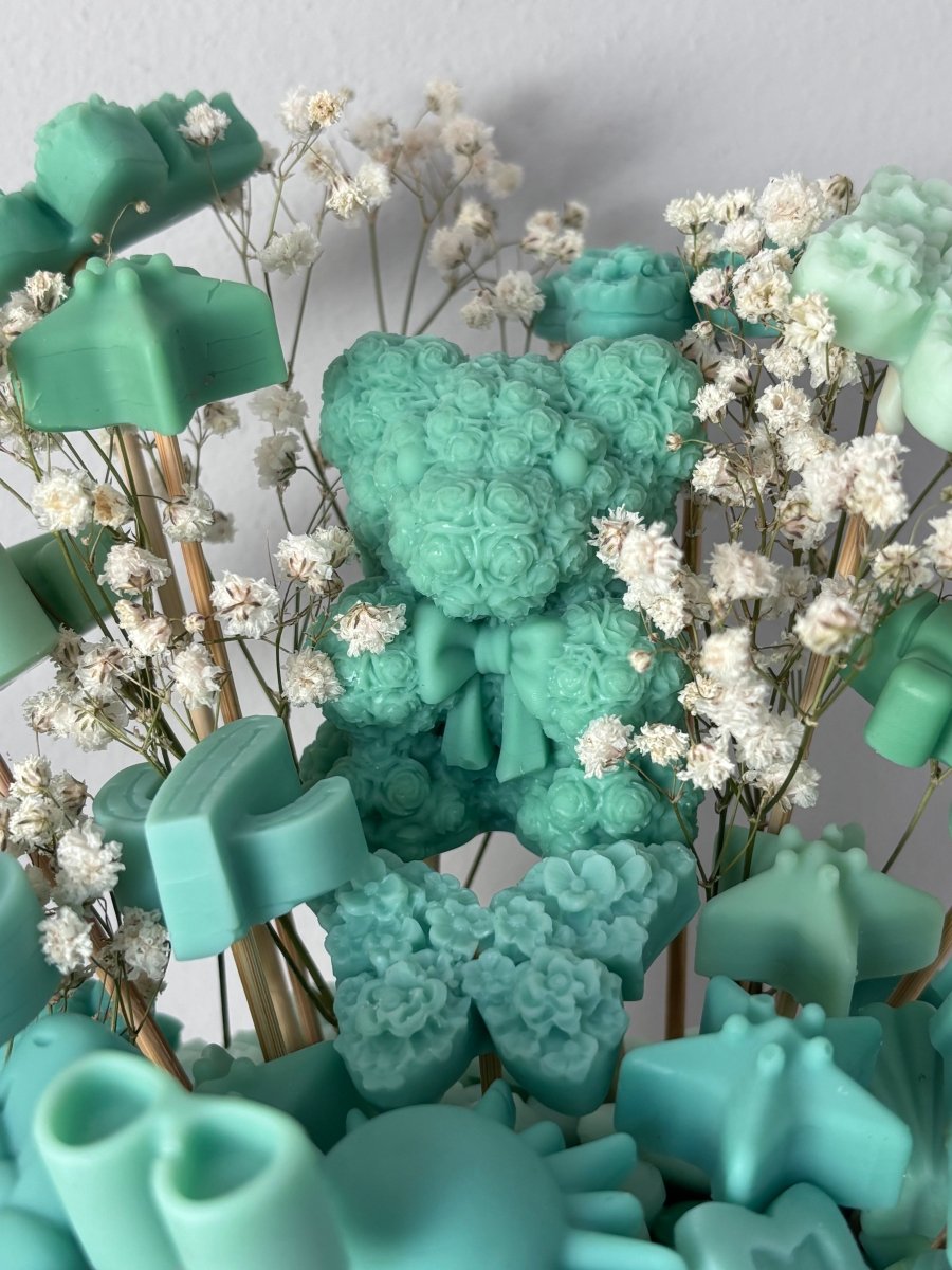 Ramo Decorativo de Wax Melts | Centro Aromático con Figuras y Osito - Seasons Box Shop